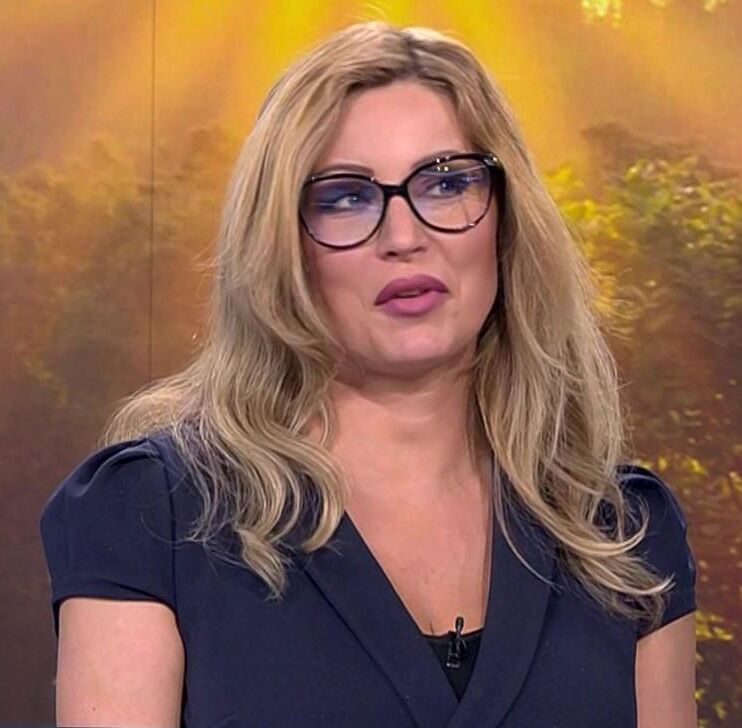 wichsen vorm fernseher maira r.