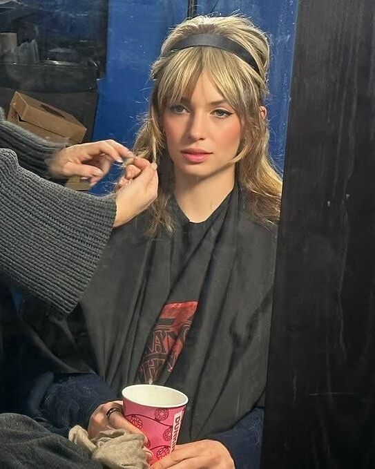マヤ・ホークは完全に暑いです