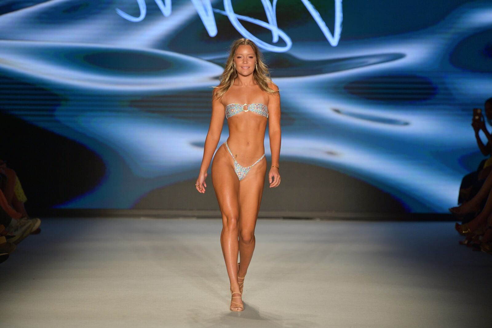 Olivia Ponton Vdm Шоу Label Runway Show в Майами, июль,