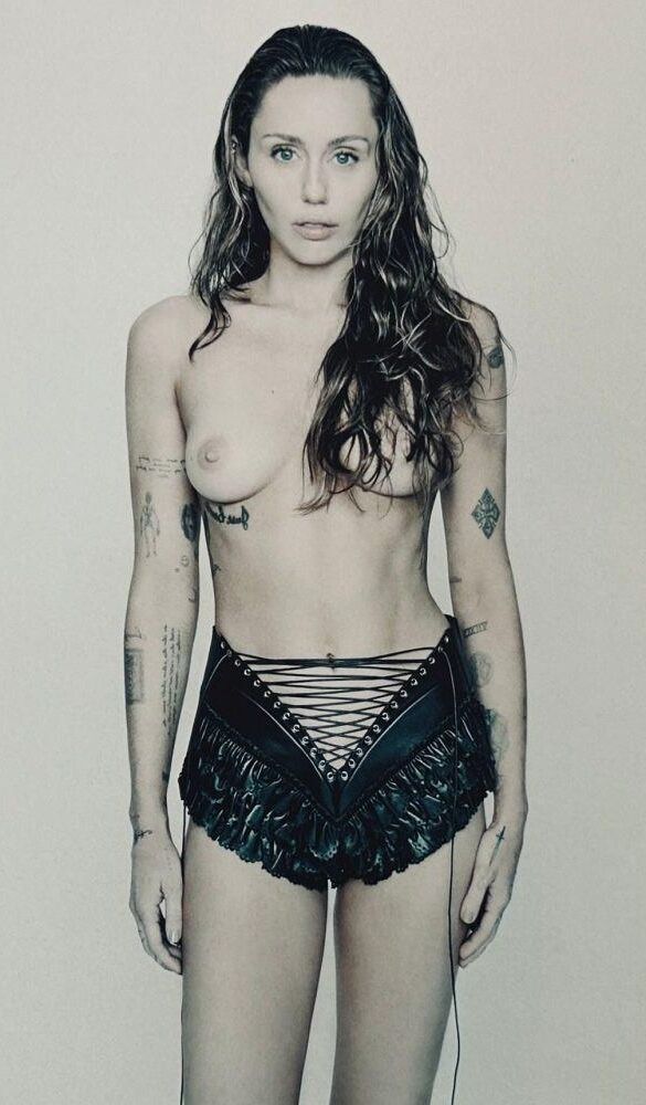 Miley Cyrus nu, mamelons exposés