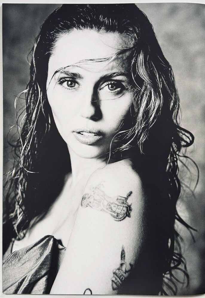 Miley Cyrus nu, mamelons exposés