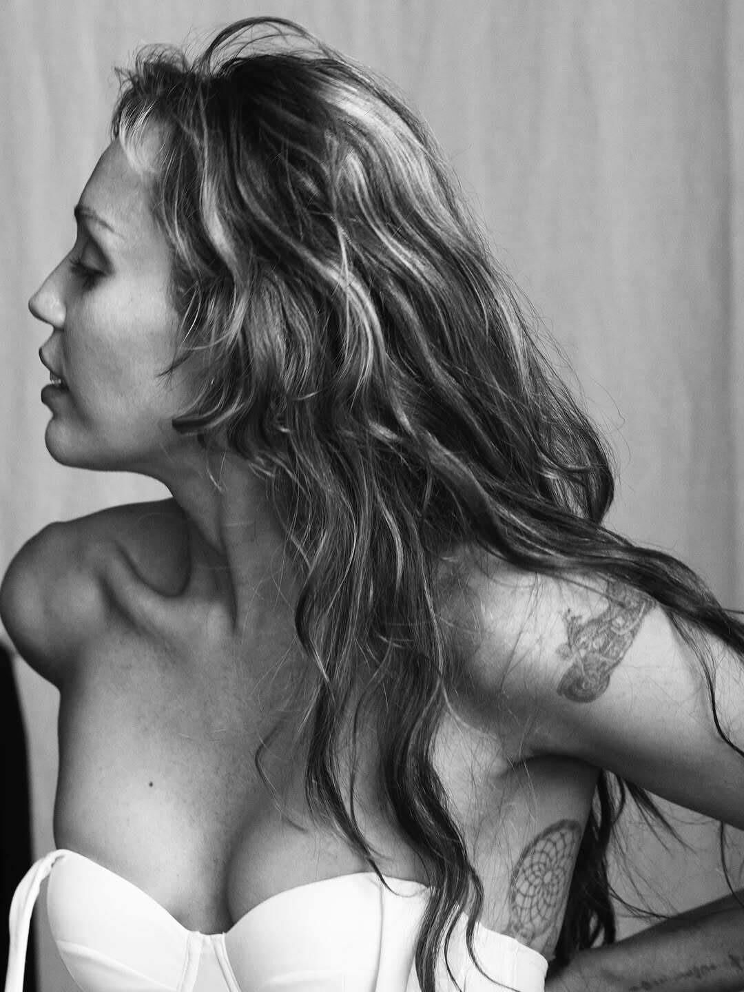 Miley Cyrus nu, mamelons exposés