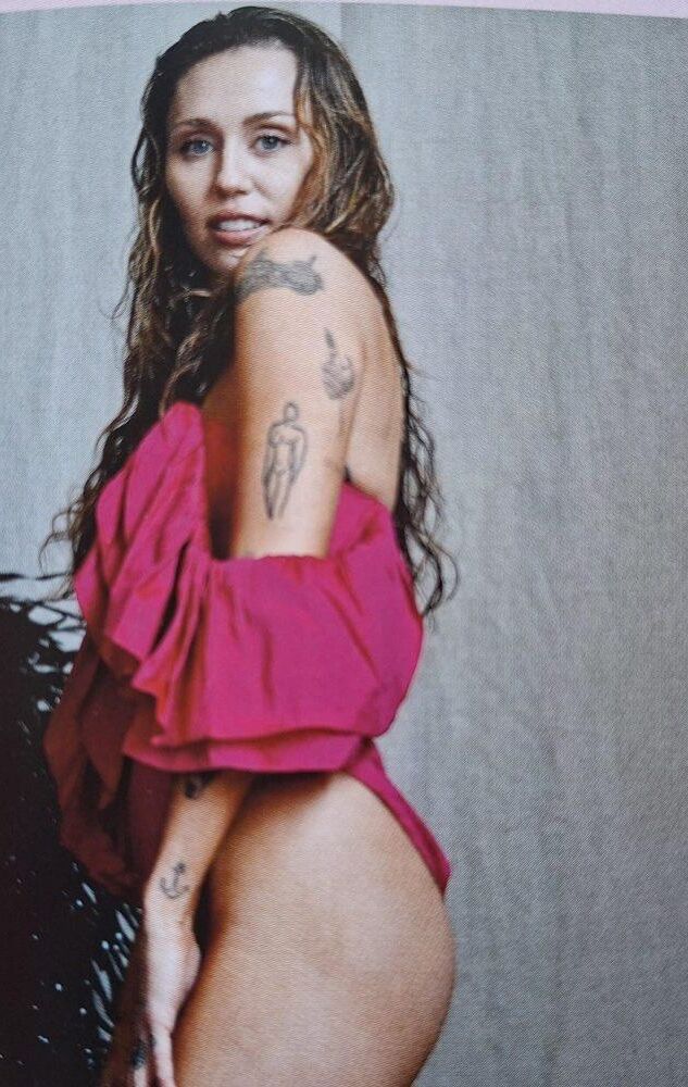Miley Cyrus nu, mamelons exposés