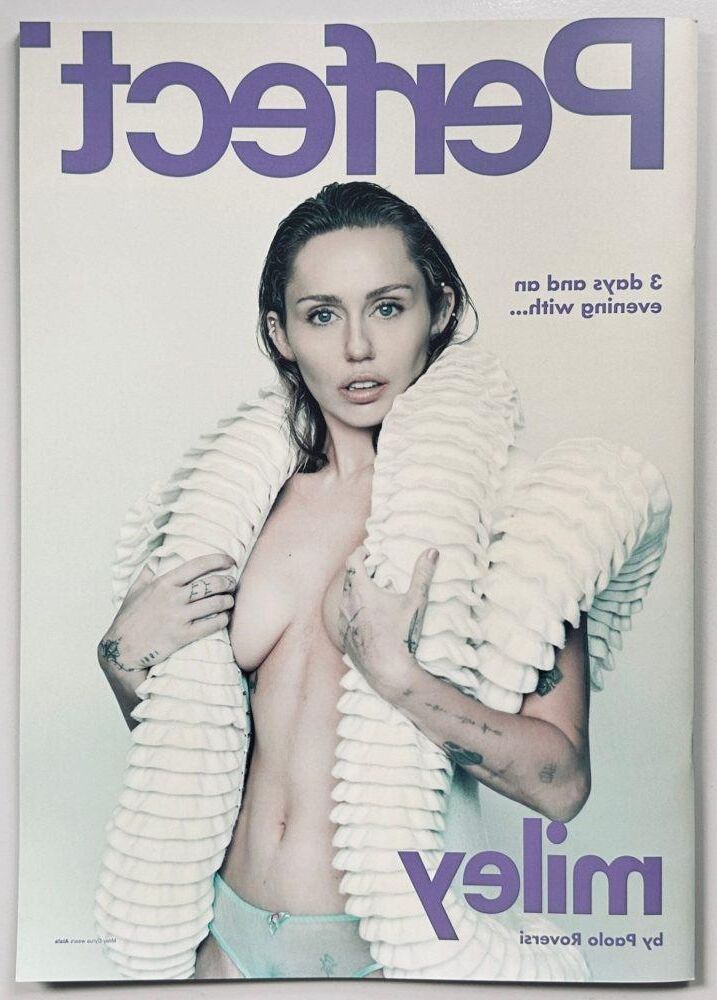 Miley Cyrus nu, mamelons exposés