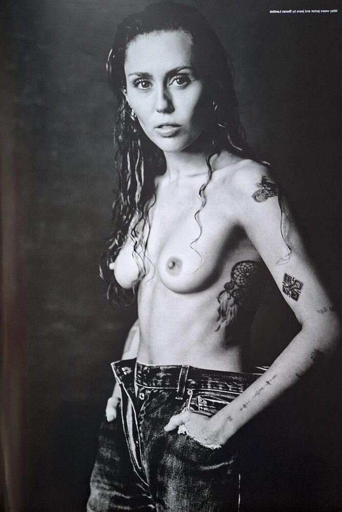 Miley Cyrus nu, mamelons exposés