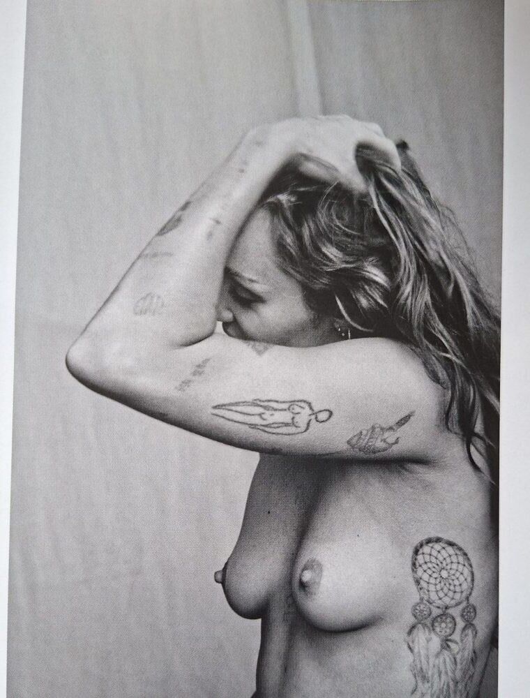 Miley Cyrus nu, mamelons exposés