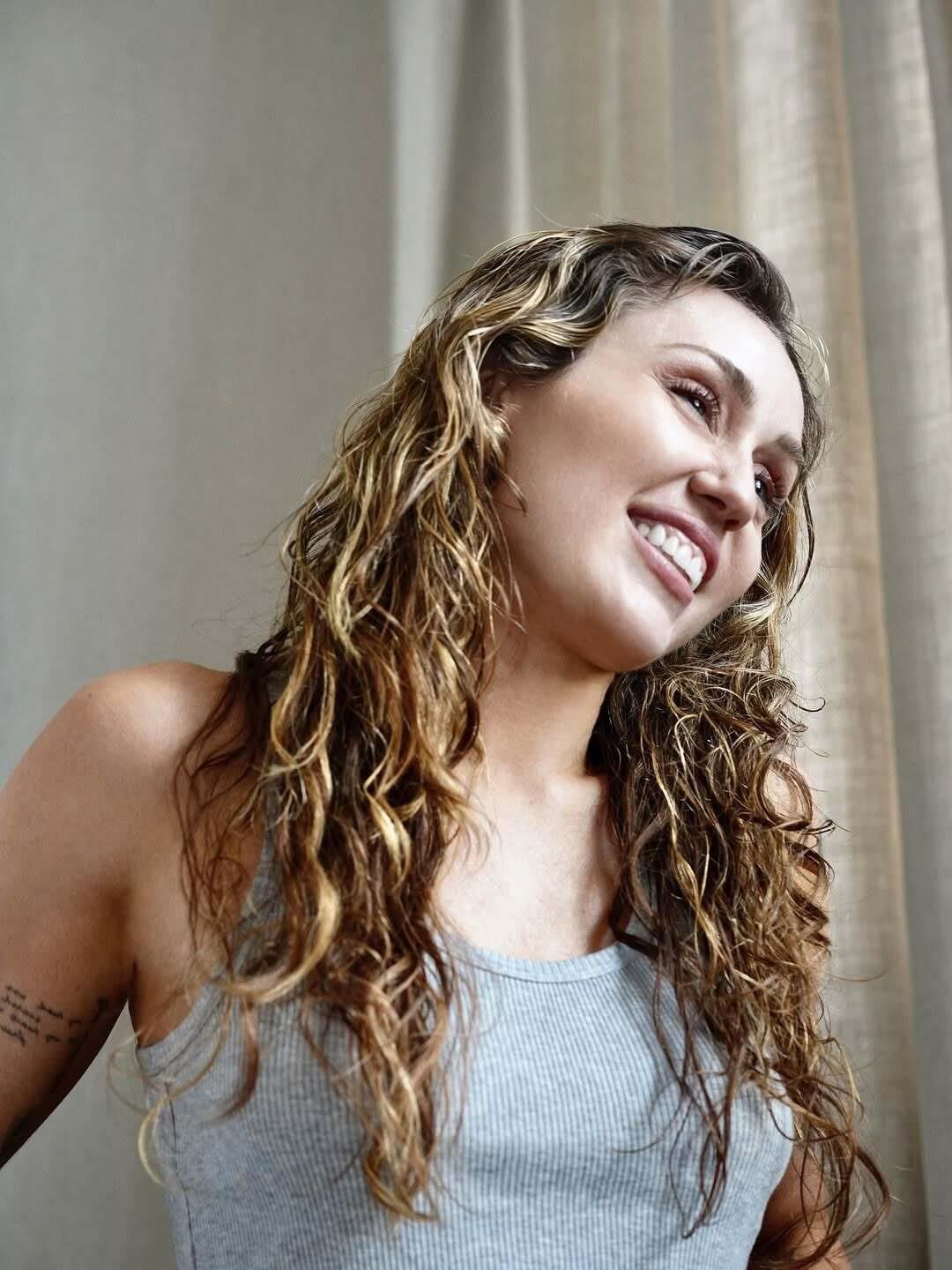 Miley Cyrus nu, mamelons exposés