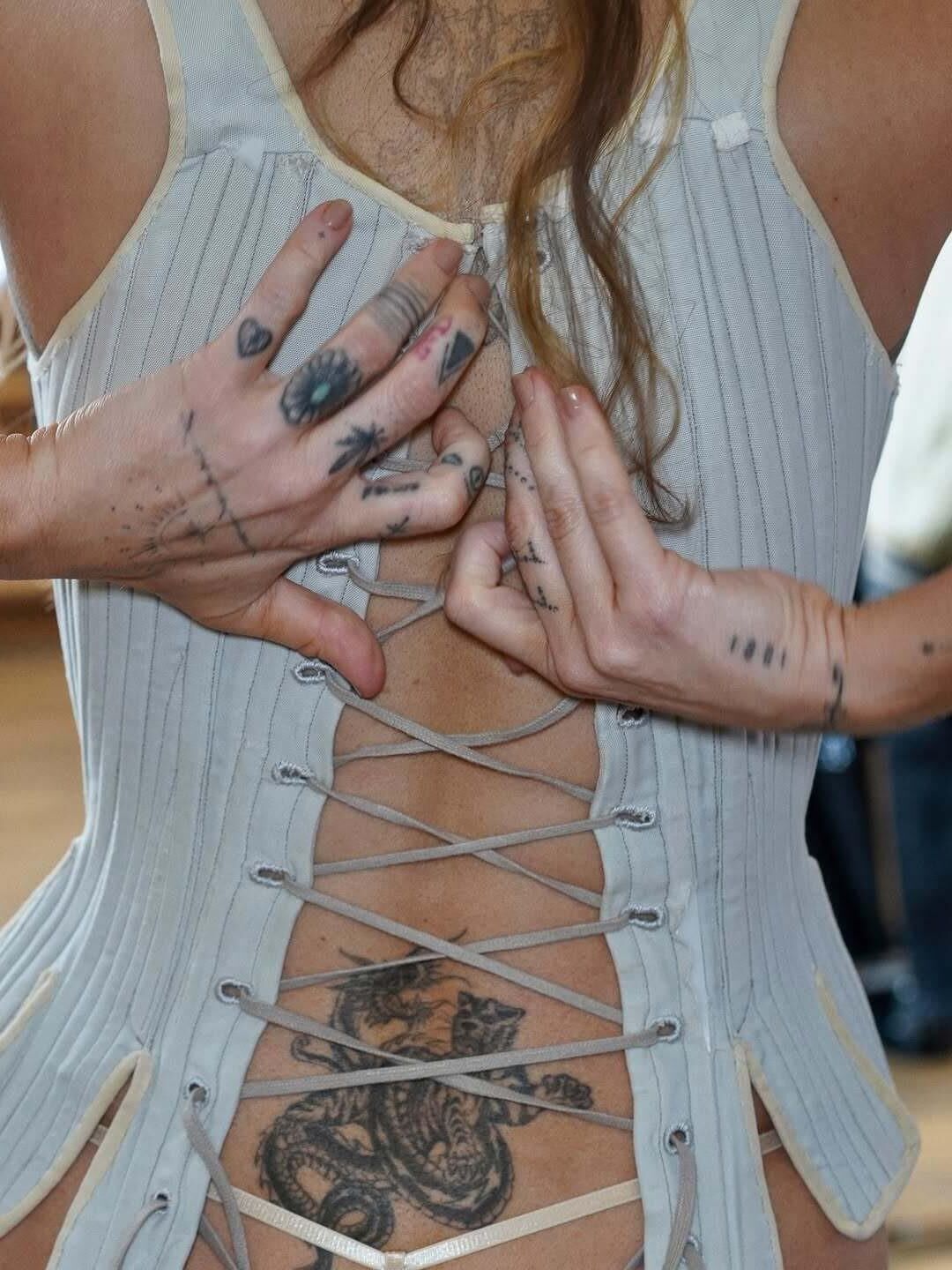 Miley Cyrus nu, mamelons exposés