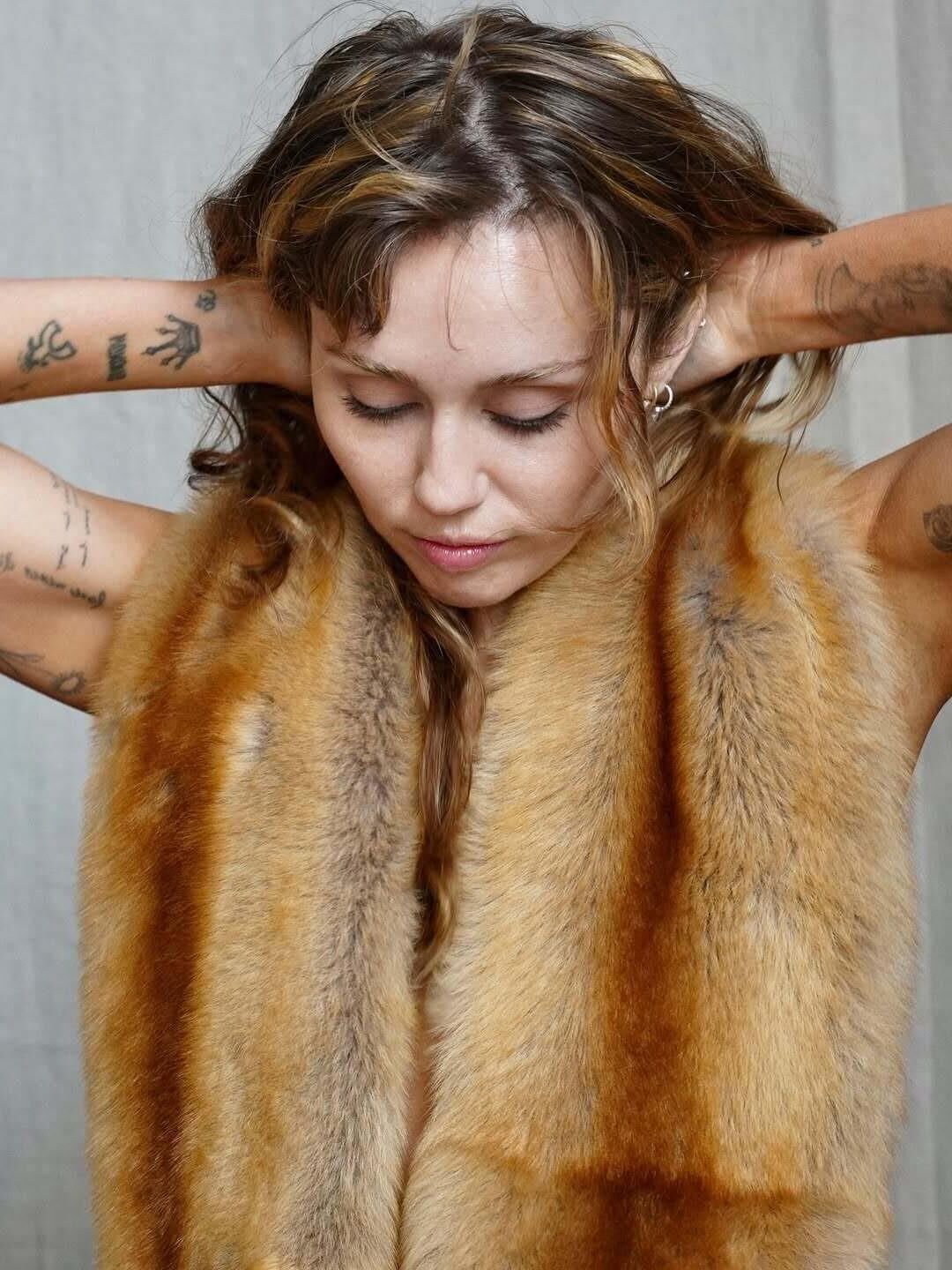 Miley Cyrus nu, mamelons exposés