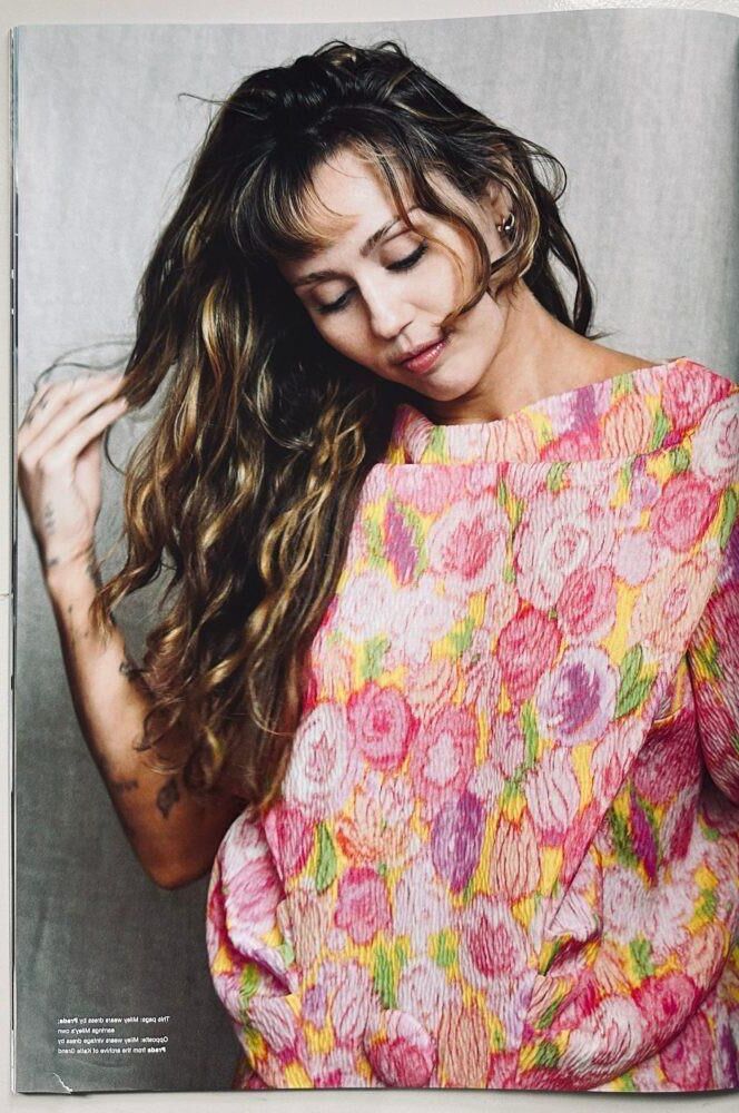 Miley Cyrus nu, mamelons exposés